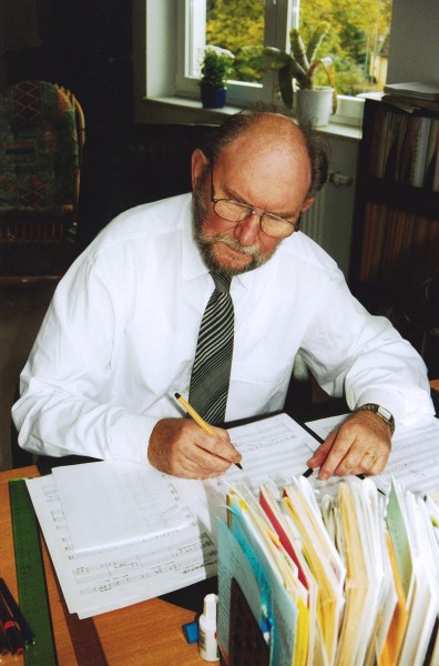 Lothar Graap composing (photo by Annelie Goethe)